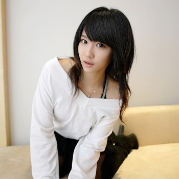 Ảnh sexy của một em xinh đẹp bên cạnh trái dâu tây trên môi