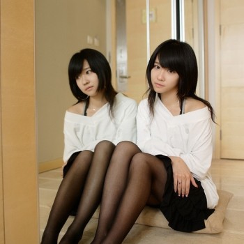 Ảnh sexy của một em xinh đẹp bên cạnh trái dâu tây trên môi