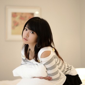 Ảnh sexy của một em xinh đẹp bên cạnh trái dâu tây trên môi
