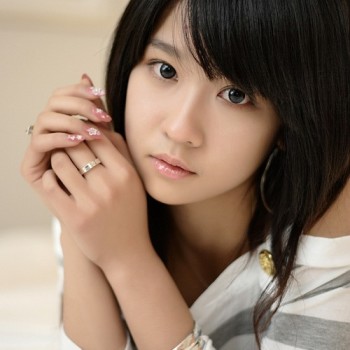 Ảnh sexy của một em xinh đẹp bên cạnh trái dâu tây trên môi