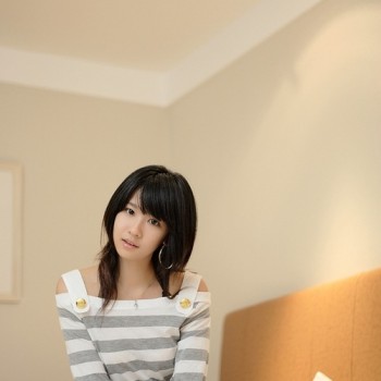 Ảnh sexy của một em xinh đẹp bên cạnh trái dâu tây trên môi
