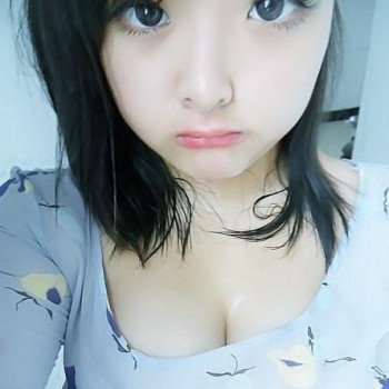 Hình em bé mới lớn da trắng mặt xinh thân hình nóng bỏng