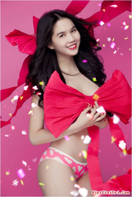 hinh anh sex ngoc trinh , Chán nội y , Ngọc Trinh dùng nơ che ngực