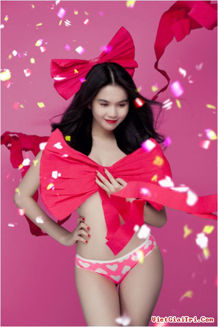 hinh anh sex ngoc trinh , Chán nội y , Ngọc Trinh dùng nơ che ngực