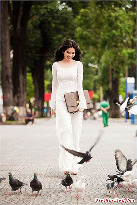 hinh anh sex ngoc trinh , Ngọc Trinh diện áo dài quyến rũ