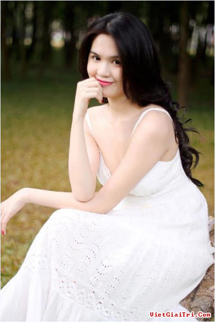 Ngọc Trinh gợi cảm trong chiếc váy trắng muốt