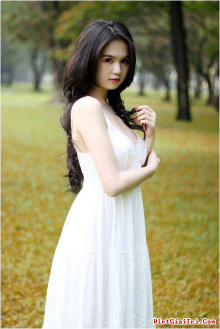 Ngọc Trinh gợi cảm trong chiếc váy trắng muốt