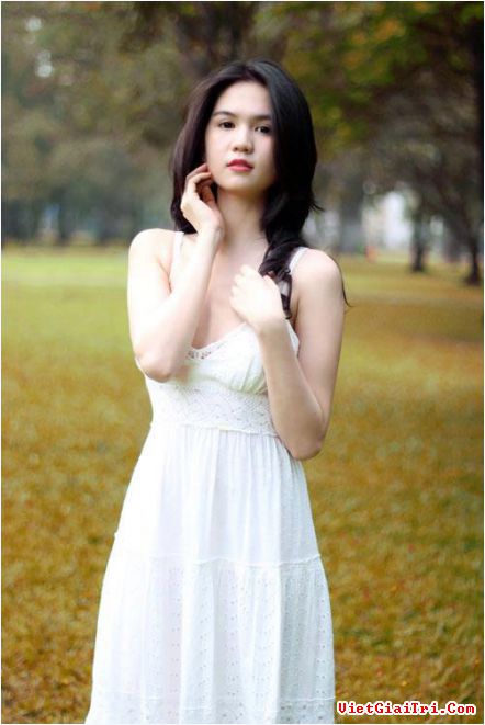 Ngọc Trinh gợi cảm trong chiếc váy trắng muốt
