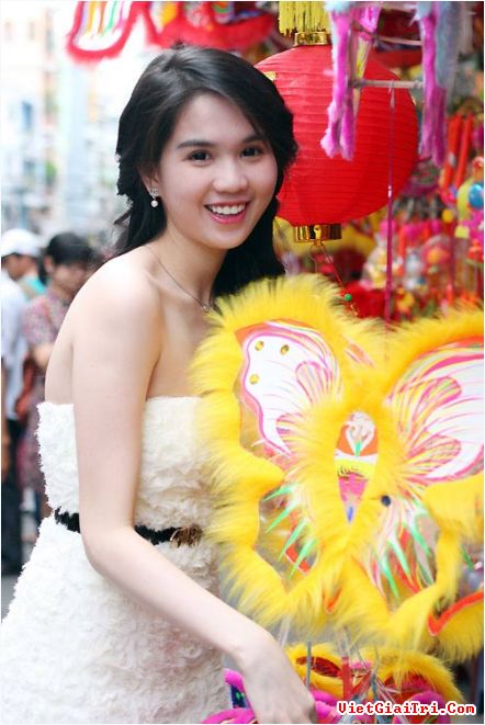hinh anh sex ngoc trinh , Ngọc Trinh hồn nhiên đi chơi Trung thu cùng cháu gái