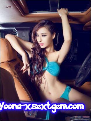 Bikini gợi cảm bên xế hộp
