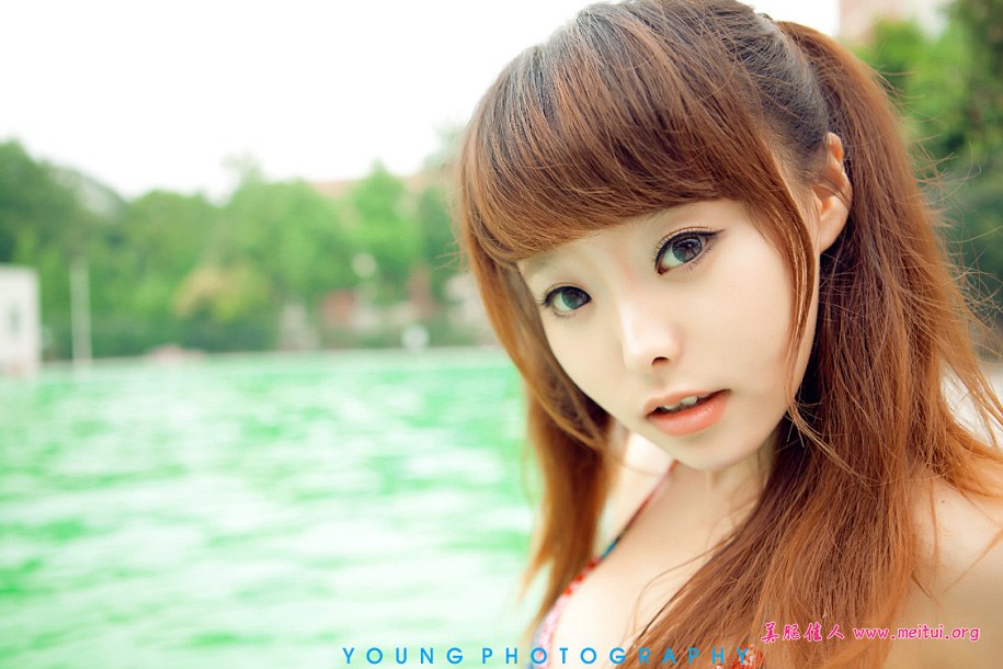 Girl xinh Khoe hàng bên bể bơi