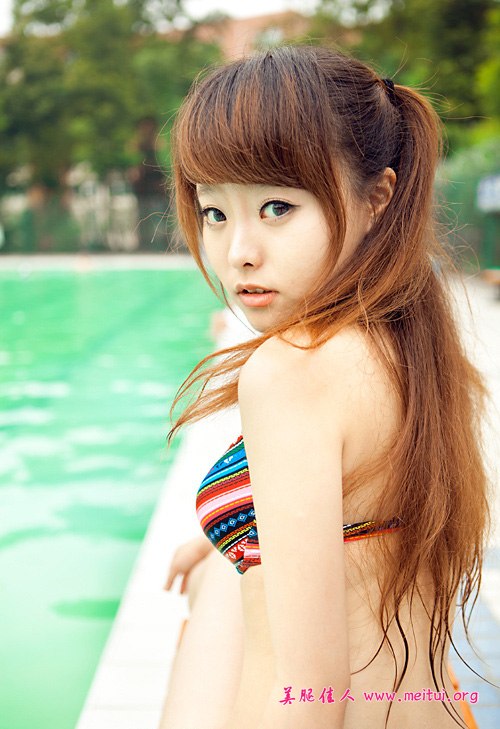 Girl xinh Khoe hàng bên bể bơi